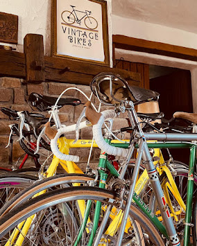 Das Schild Vintage Bikes über Rennrädern